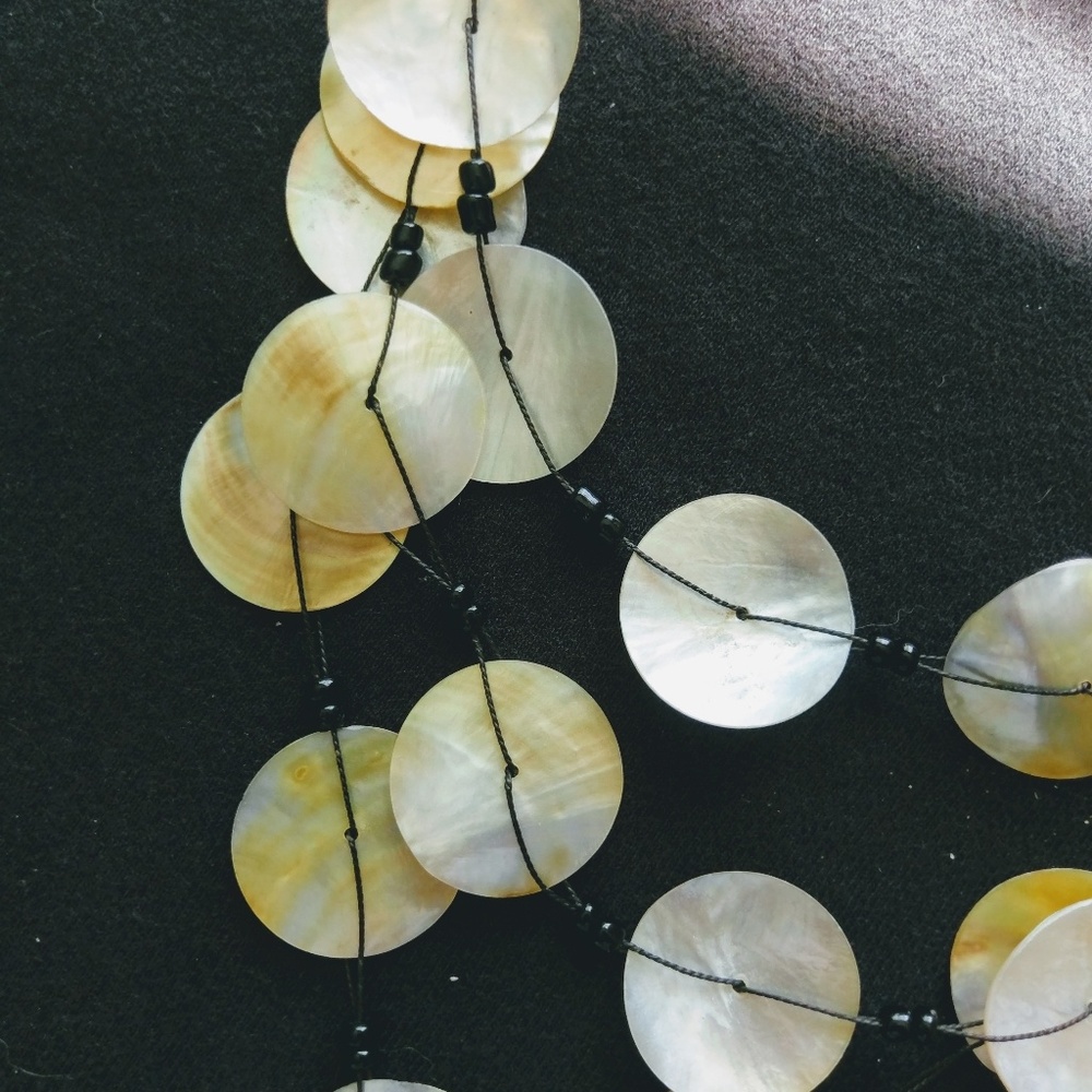 Shell threaded statement necklace - Picture 2 of 4